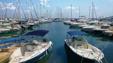 Juan-les-Pins, Fransa - 14 Ağustos 2024: Antibes limanına çok sayıda beyaz tekne yanaştı