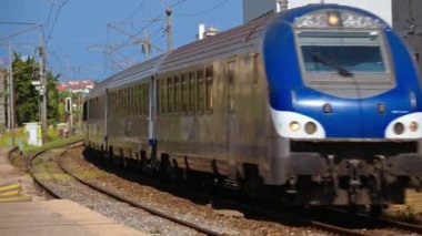 Juan-les-Pins, Fransa - 14 Ağustos 2024: Antibes 'deki istasyona varan mavi tren