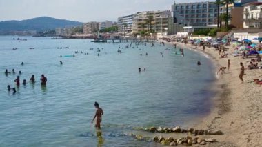 Juan-les-Pins, Fransa - 14 Ağustos 2024: İnsanlar denizde yüzüyor ve plajda dinleniyorlar