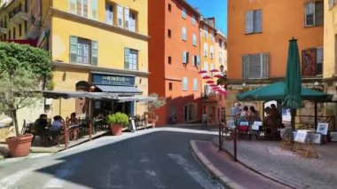 Grasse, Fransa - 24 Ağustos 2024: Eski şehrin sokaklarında yürüyüş