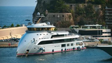 Monaco Marinain ağır çekim rıhtımına yanaşmış teknelerin hava görüntüsü