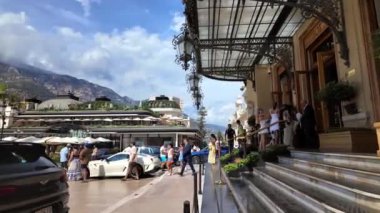 Monte Carlo, Monaco - 4 Ekim 2024: Monte-Carlo Kumarhanesi önünde yürüyen insanlar