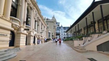 Monte Carlo, Monaco - 4 Ekim 2024: Monte-Carlo Kumarhanesi önünde yürüyen insanlar
