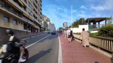 Monte Carlo, Monako - 4 Ekim 2024: İnsanlar ve arabalar şehrin sokaklarında hareket ediyor