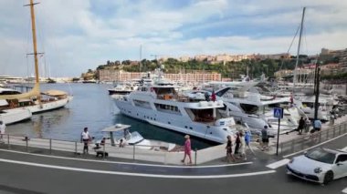 Monte Carlo, Monako - 4 Ekim 2024: Monaco Marina 'ya çok sayıda beyaz tekne yanaştı
