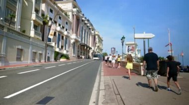 Monte Carlo, Monako - 4 Ekim 2024: İnsanlar ve arabalar şehrin sokaklarında hareket ediyor