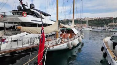Monte Carlo, Monako - 4 Ekim 2024: Monaco Marina 'ya çok sayıda beyaz tekne yanaştı