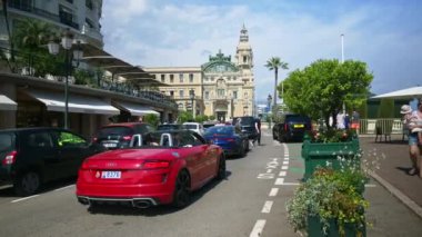 Monte Carlo, Monako - 4 Ekim 2024: İnsanlar ve arabalar şehrin sokaklarında hareket ediyor