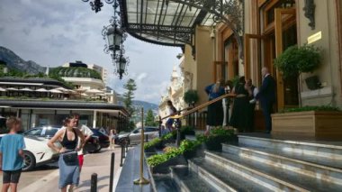 Monte Carlo, Monaco - 4 Ekim 2024: Monte-Carlo Kumarhanesi önünde yürüyen insanlar