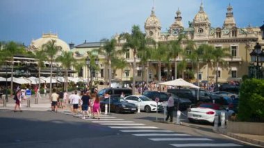 Monte Carlo, Monako - 4 Ekim 2024: Monte-Carlo Kumarhanesinin sokak manzarası