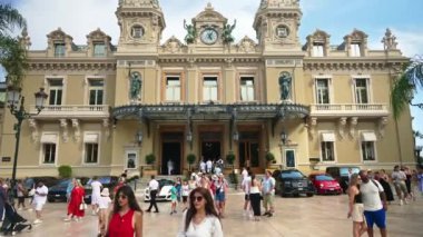 Monte Carlo, Monaco - 4 Ekim 2024: Monte-Carlo Kumarhanesi önünde yürüyen insanlar