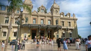 Monte Carlo, Monaco - 4 Ekim 2024: Monte-Carlo Kumarhanesi önünde yürüyen insanlar