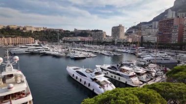 Monaco Marinain ağır çekim rıhtımına yanaşmış teknelerin hava görüntüsü