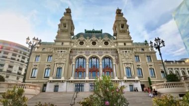 Monte Carlo, Monaco - 4 Ekim 2024: Monte-Carlo Operasının ön yüzü gün ışığında ağır çekim