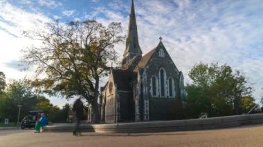 Kopenhag, Danimarka - 18 Ekim 2024: Gündüz vakti St. Alban 'ın Anglikan Kilisesi' nin hareket halindeki bulutları ile zamanlaması