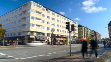 Kopenhag, Danimarka - 18 Ekim 2024: Sokak trafiğiyle Hristiyanların Gündüz Vakti