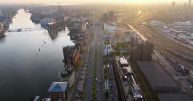 Kopenhag 'ın merkezindeki Brygge liman bölgesinin hava aracı görüntüsü, günbatımında Danimarka