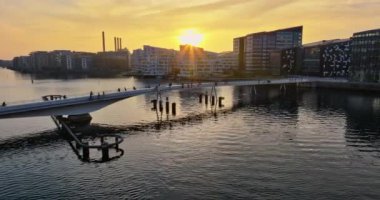 Kopenhag, Danimarka 'daki Quay Köprüsü' nün hava aracı görüntüsü gün batımında.