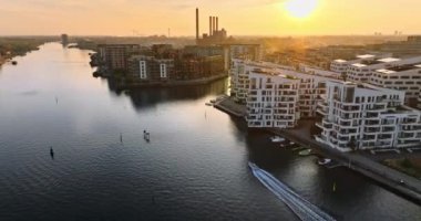 Kopenhag 'ın merkezindeki Brygge liman bölgesinin hava aracı görüntüsü, günbatımında Danimarka