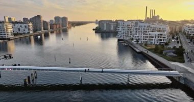 Kopenhag, Danimarka 'daki Quay Köprüsü' nün hava aracı görüntüsü gün batımında.