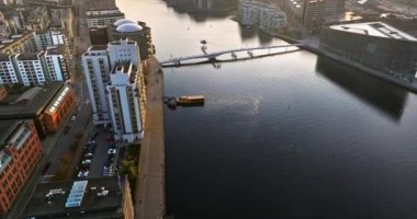 Kopenhag 'ın merkezindeki Brygge liman bölgesinin hava aracı görüntüsü, günbatımında Danimarka