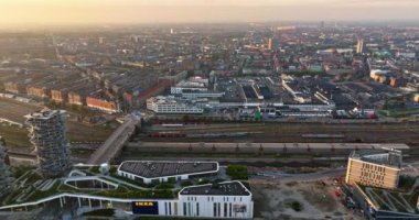 Kopenhag, Danimarka 'daki Vesterbro bölgesinin hava aracı görüntüsü bulutlu bir günde