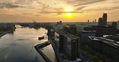 Kopenhag 'ın merkezindeki Brygge liman bölgesinin hava aracı görüntüsü, günbatımında Danimarka