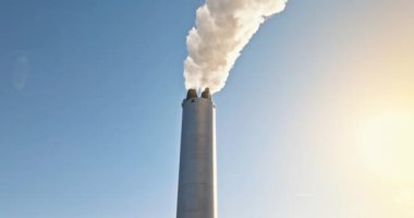 Bir enerji santralinin çatısındaki KopenHill yapay kayak pistinin hava aracı görüntüsü.