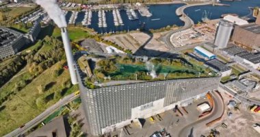 Bir enerji santralinin çatısındaki KopenHill yapay kayak pistinin hava aracı görüntüsü.