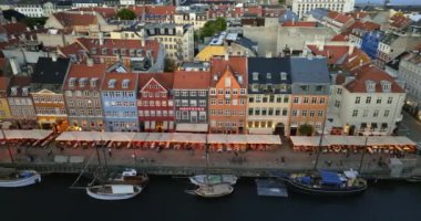 Kopenhag, Danimarka 'daki Nyhavn rıhtım, kanal ve eğlence bölgesinin insansız hava aracı görüntüsü.