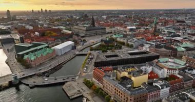 Kopenhag 'ın ortasındaki Slotsholmen adasındaki Christiansborg Sarayı' nın hava aracı görüntüsü. Gün batımında Danimarka.