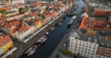 Danimarka 'nın Kopenhag kentindeki Nyhavn rıhtım, kanal ve eğlence bölgesindeki teknelerin insansız hava aracı görüntüsü.
