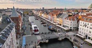 Danimarka 'nın Kopenhag kentindeki Nyhavn rıhtım, kanal ve eğlence bölgesindeki teknelerin insansız hava aracı görüntüsü.