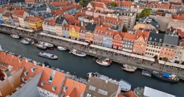 Danimarka 'nın Kopenhag kentindeki Nyhavn rıhtım, kanal ve eğlence bölgesindeki teknelerin insansız hava aracı görüntüsü.