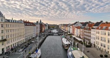 Danimarka 'nın Kopenhag kentindeki Nyhavn rıhtım, kanal ve eğlence bölgesindeki teknelerin insansız hava aracı görüntüsü.