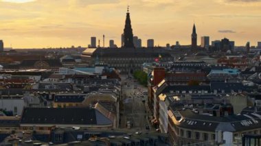 Kopenhag 'ın ortasındaki Slotsholmen adasındaki Christiansborg Sarayı' nın hava aracı görüntüsü. Gün batımında Danimarka.