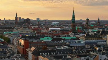 Kopenhag 'ın ortasındaki Slotsholmen adasındaki Christiansborg Sarayı' nın hava aracı görüntüsü. Gün batımında Danimarka.