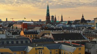 Kopenhag 'ın ortasındaki Slotsholmen adasındaki Christiansborg Sarayı' nın hava aracı görüntüsü. Gün batımında Danimarka.