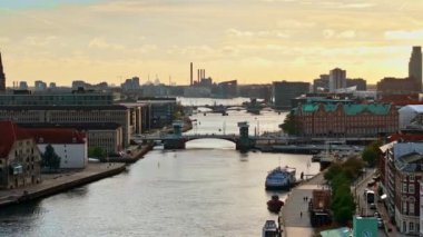 Kopenhag, Danimarka 'da Borsen tarihinin insansız hava aracı görüntüsü