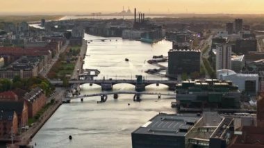 Kopenhag, Danimarka 'da Borsen tarihinin insansız hava aracı görüntüsü