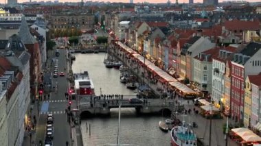 Kopenhag, Danimarka 'daki Nyhavn rıhtım, kanal ve eğlence bölgesinin insansız hava aracı görüntüsü.