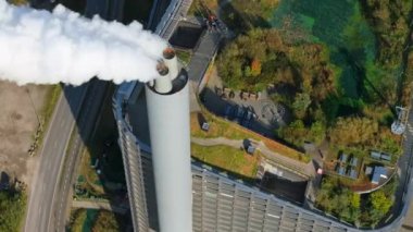 Bir enerji santralinin çatısındaki KopenHill yapay kayak pistinin hava aracı görüntüsü.