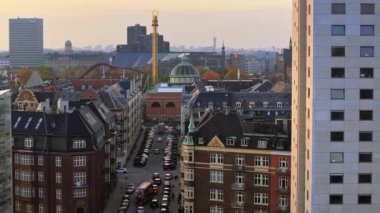 Danimarka, Kopenhag 'daki Ny Christiansborg sarayı ve hükümet binasının insansız hava aracı görüntüsü.