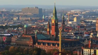 Danimarka 'nın Kopenhag kentindeki belediye binasının hava aracı görüntüsü