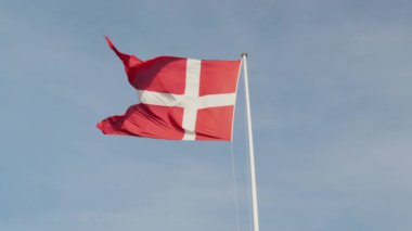 Danimarka 'nın başkenti Kopenhag' daki Kastellet Kalesi üzerinde dalgalanan Danimarka bayrağını kapatın.