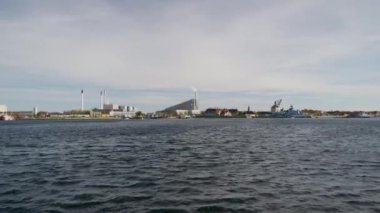 Danimarka 'nın Kopenhag kentindeki bir enerji santralinin çatısındaki Kopenhill yapay kayak pistinin uzak görüntüsü.