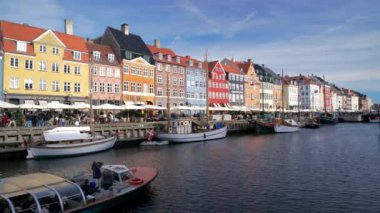 Kopenhag, Danimarka - 24 Ekim 2024: Gündüz Nyhavn liman, kanal ve eğlence bölgesi