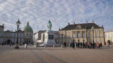Kopenhag, Danimarka - 24 Ekim 2024: Amalienborg Sarayı Resmi Konutu
