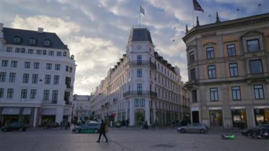 Kopenhag, Danimarka - 24 Ekim 2024: Gündüz Kongens Nytorv Plaza 'sında yürüyen insanlar