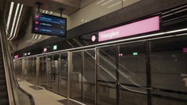 Kopenhag, Danimarka - 24 Ekim 2024: Trianglen metro istasyonunda bekleyenler